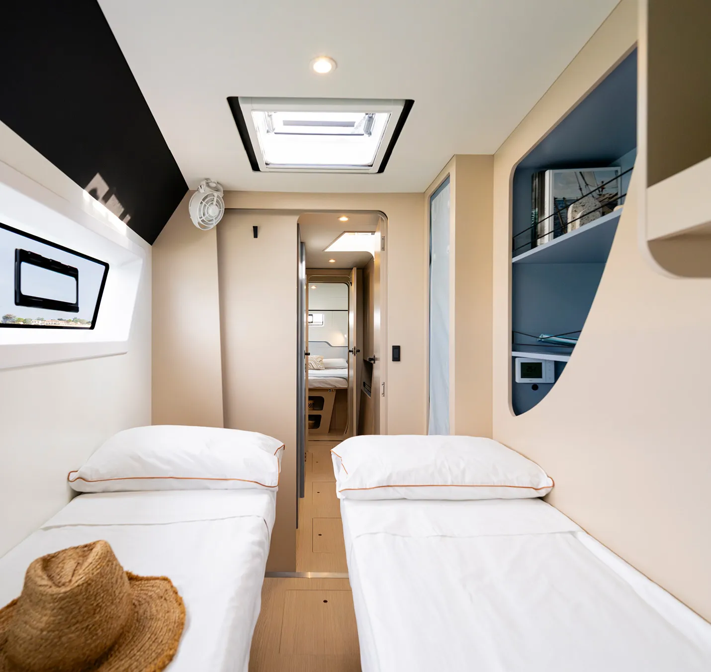 A nomadic and modular catamaran